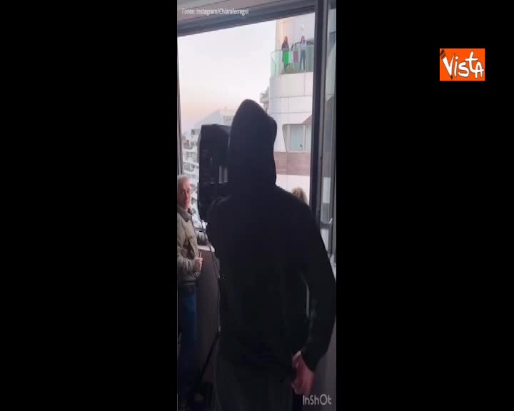Coronavirus, Ferragnez show per il flashmob da Rino Gaetano all’Inno di Mameli al rap di Fedez