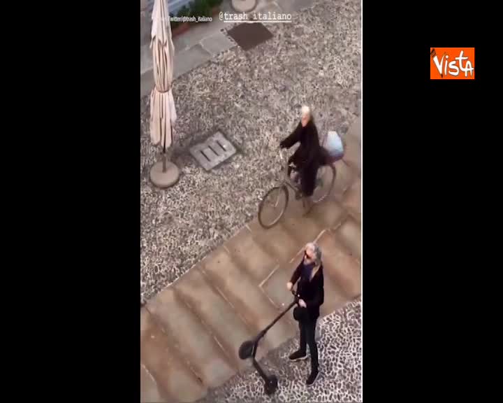 Coronavirus, il flashmob di Morgan in monopattino, canta ‘Le brutte intenzioni, la maleducazione’