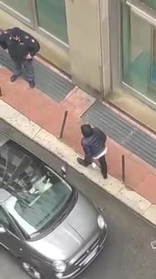 Bari, cittadini disperati contro la filiale di banca chiusa