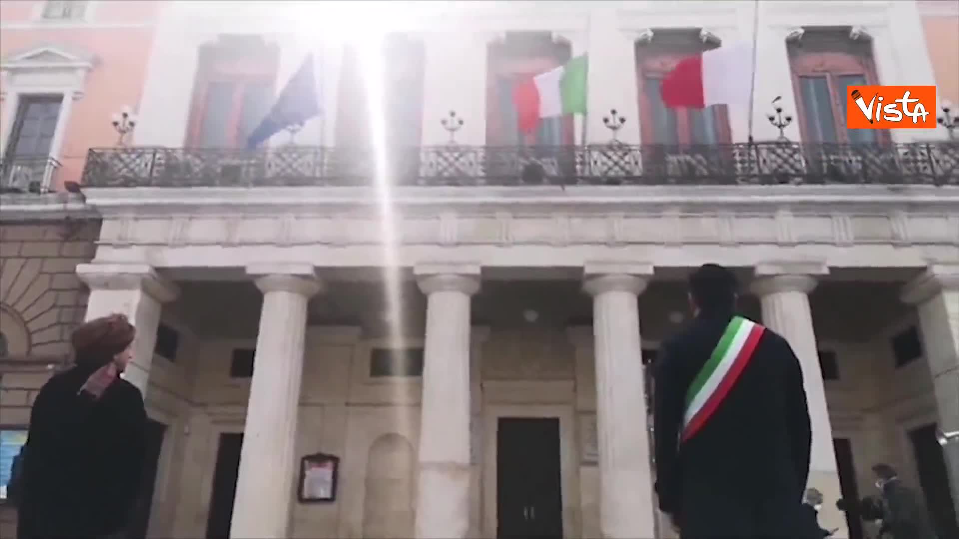 Il sindaco Decaro davanti al comune di Bari per il minuto di raccoglimento in ricordo delle vittime