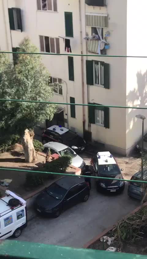 Pozzuoli, gli abitanti del rione: "Ci dobbiamo sfogare, altrimenti andiamo a fare le rapine"