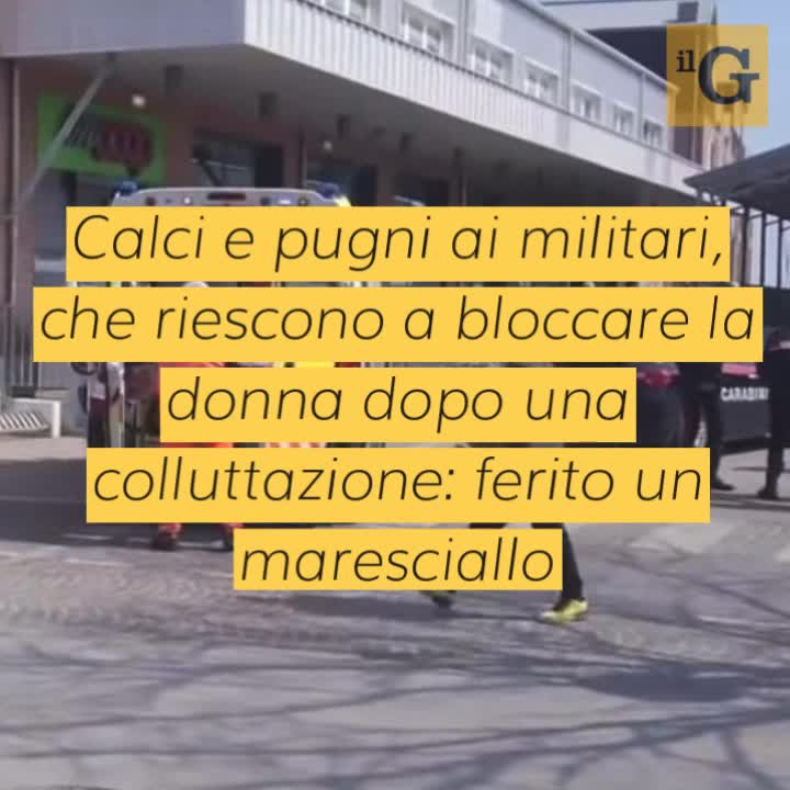 Caos al supermercato: nigeriana moltesta e chiede denaro ai clienti, poi attacca militari
