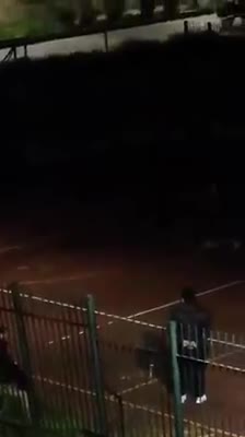Giocano a calcetto di notte per eludere le restrizioni anti-Coronavirus