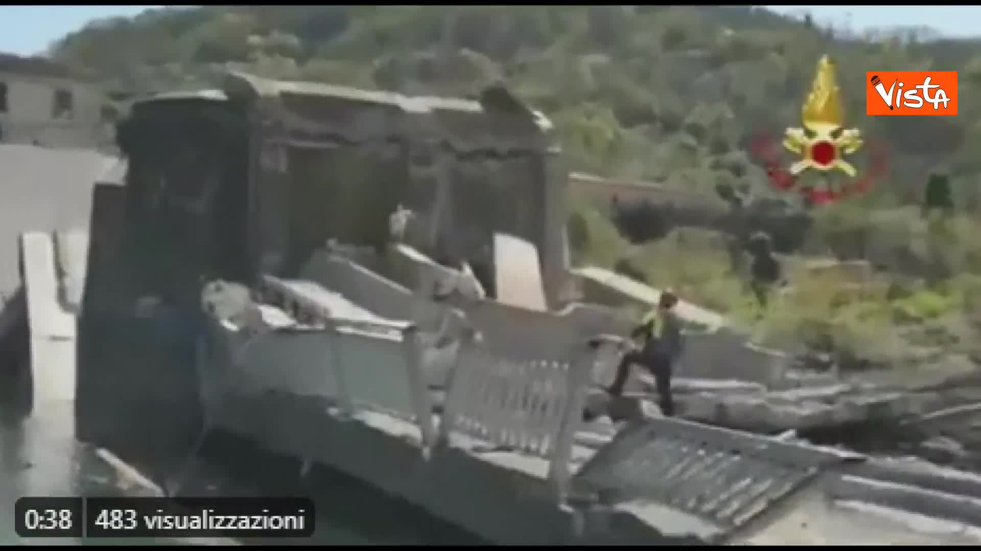 Ponte crollato, le operazioni di soccorso dei vigili del fuoco