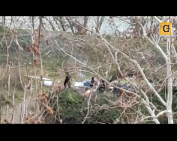 Il campo nomadi abusivo sul Lungotevere, tra roghi tossici e immondizia
