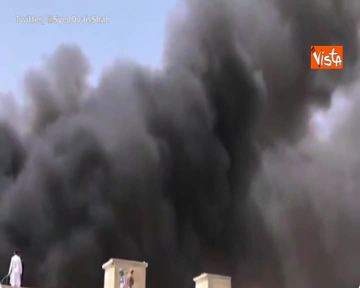 Aereo si schianta su area residenziale di Karachi in Pakistan, a bordo 107 persone