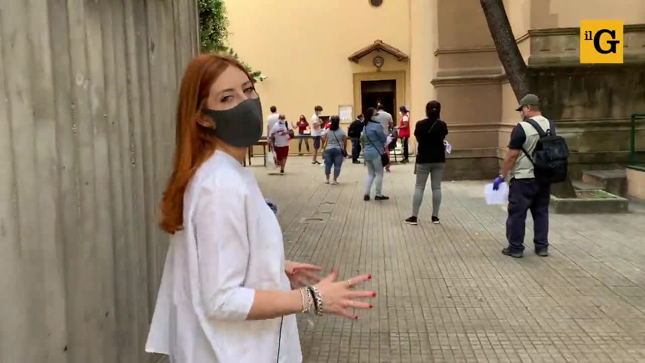 Italiani alla fame, in fila per un pacco di pasta