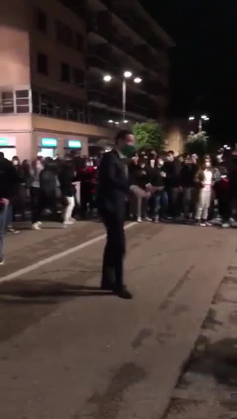 Assembramento e movida nel centro di Avellino, le immagini del sindaco
