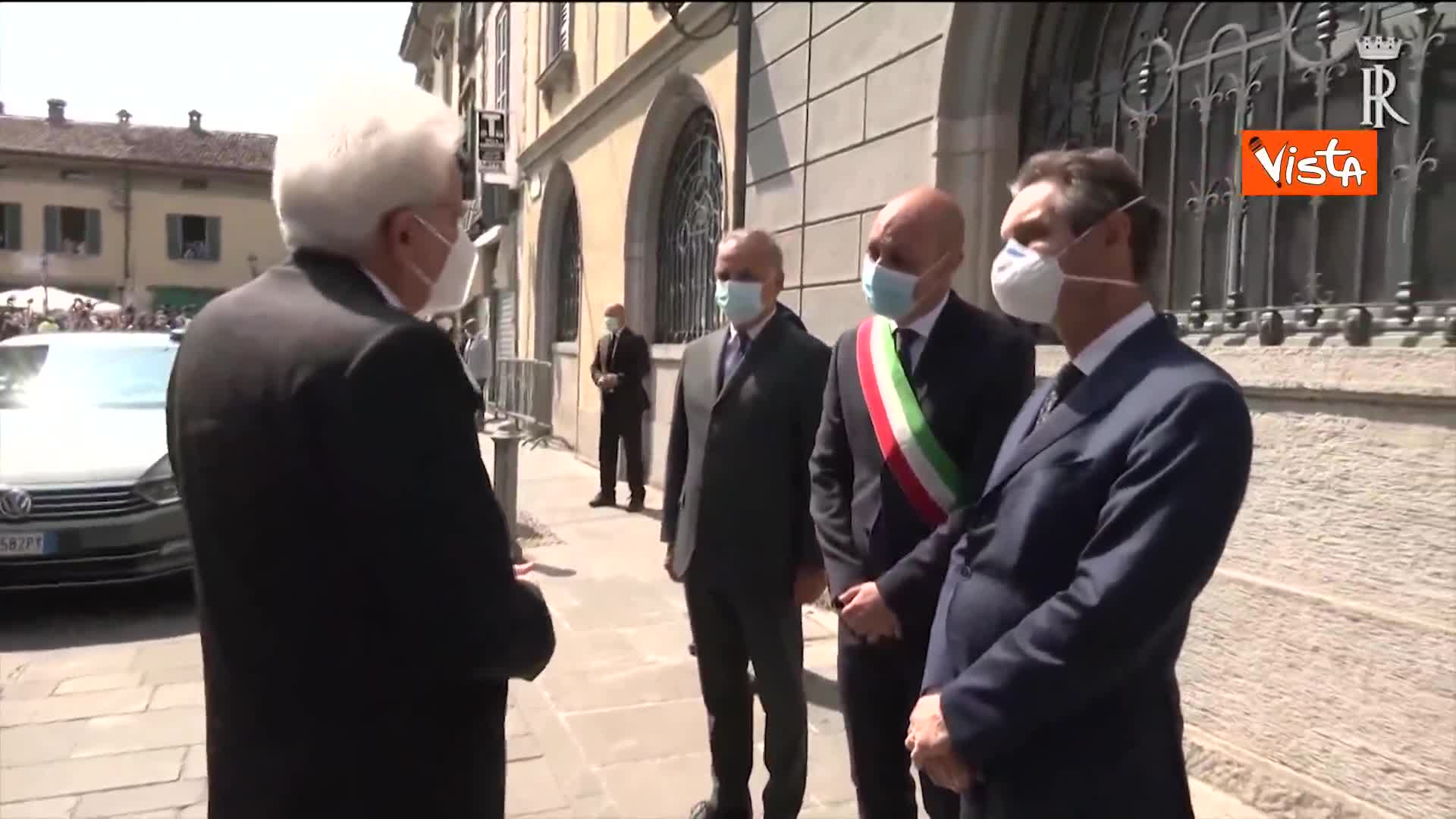 2 giugno, Mattarella accolto dagli applausi a Codogno, lui saluta da lontano