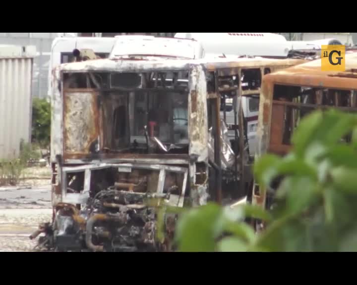 La furia dei rom contro l'Atac: "Sono pieni di soldi e danno fuoco ai bus"