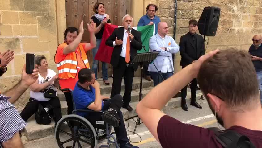 I gilet arancioni a Palermo. Pappalardo: "Politici che non sanno scrivere e leggere"