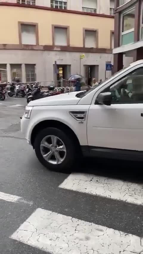 Migranti aggrediscono le forze dell'ordine