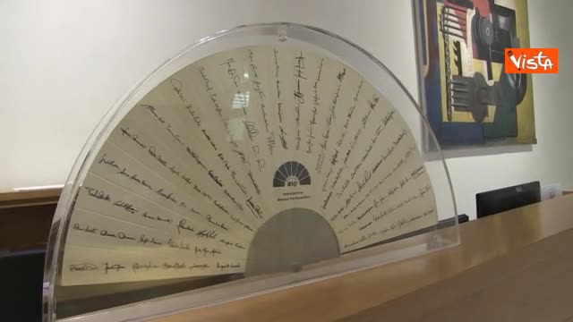 Cerimonia Ventaglio come nel 1893, a presidente Camera Fico ventaglio con firme giornalisti