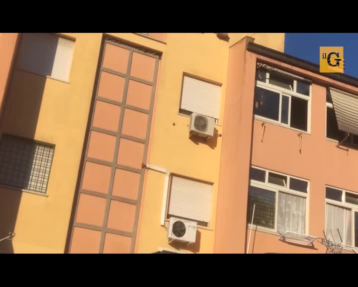La mano dei rom sugli alloggi popolari: "Se ti allontani ti occupano casa"