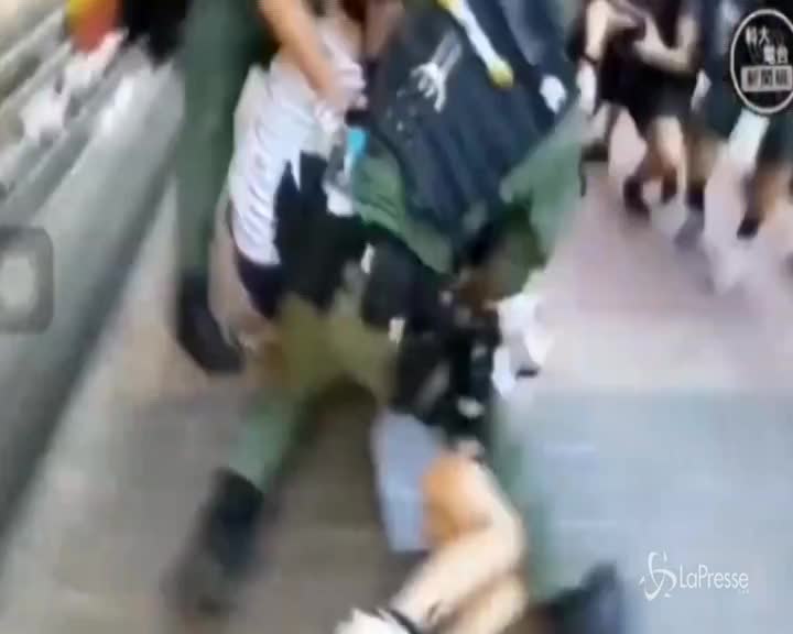 Hong Kong, l'arresto choc di una dodicenne