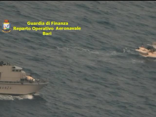 Lecce, intercettato a largo un veliero carico di migranti