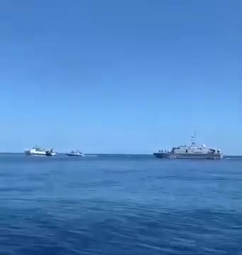 Lampedusa, Guardia di Finanza abborda e sequestra peschereccio tunisino
