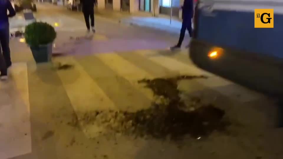 Scoppia il caos pure a Palermo: bombe carta contro la polizia