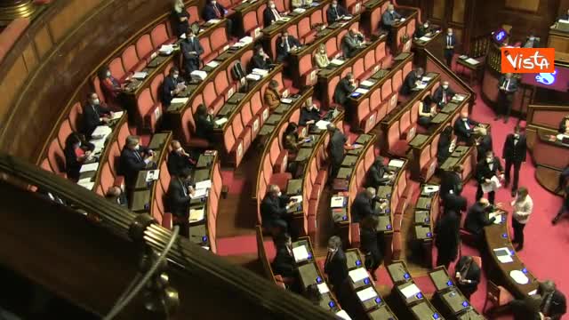 "Pedagogia didattica" i cartelli della Lega in Aula al Senato al M5s