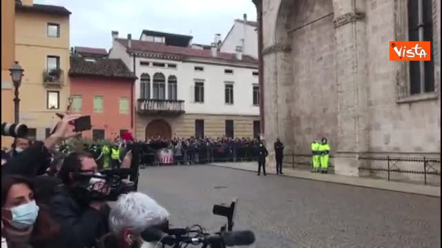 "Paolo Paolo", il coro e gli applausi all'arrivo del feretro di Paolo Rossi in cattedrale a Vicenza