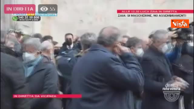 Funerali Paolo Rossi, l'applauso al feretro all'uscita dalla cattedrale