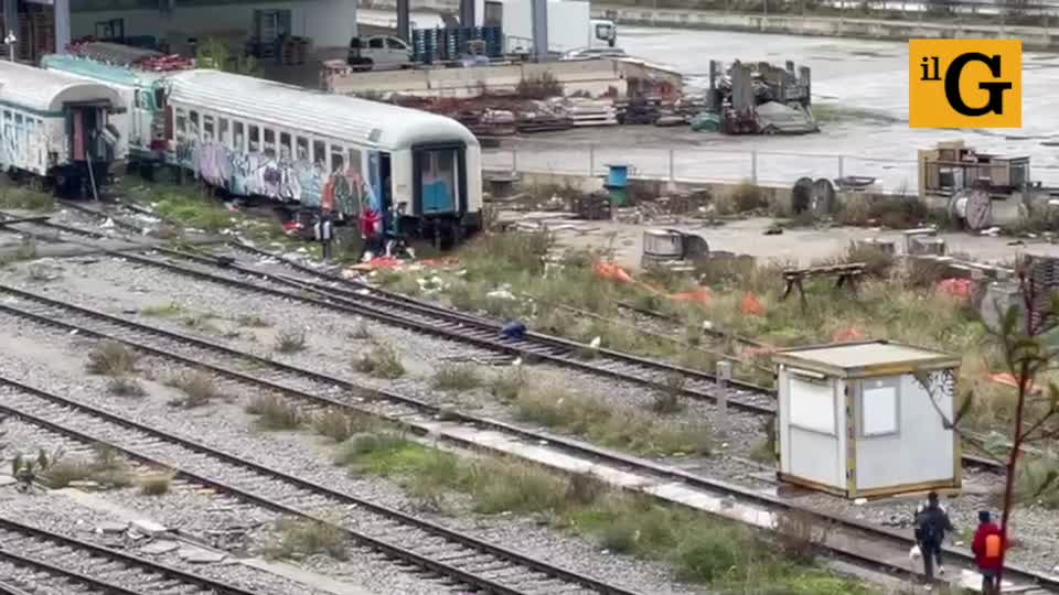 L'assalto dei migranti alle carrozze abbandonate della ferrovia