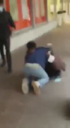 Le immagini dell'aggressione all'ingresso del supermercato di Salò