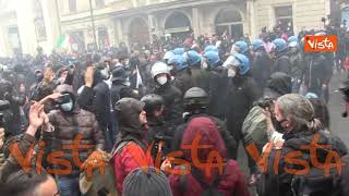 Bombe carta contro il cordone della polizia, tafferugli a Roma per la manifestazione “Io Apro”