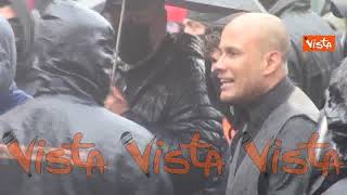 La pioggia non ferma i manifestanti “Io Apro”. Le tensioni con la polizia a un passo da Montecitorio