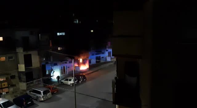 Poliziotti salvano dalle fiamme due persone