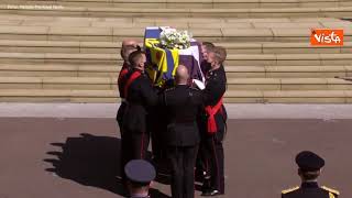 Funerali Principe Filippo, l'arrivo del feretro a St. George accompagnata da colpi di cannone