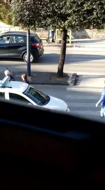 Non accetta la multa e aggredisce il vigile