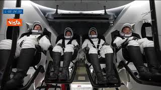 Come viaggiano gli astronauti? Uno sguardo dentro la navicella spaziale SpaceX Crew Dragon