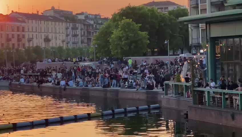 Assembramenti a Milano