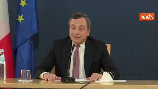 Il siparietto di Draghi e il pavone: "Ci accompagna da stamattina, vediamo se ha qualcosa da dire"