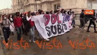 Studenti pro-Ddl Zan cercano di raggiungere presidio contro la legge in piazza Duomo. Le immagini