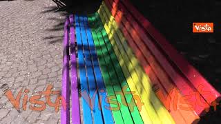 Panchine arcobaleno nel Municipio 6 di Milano contro l’omolesbobitransfobia. Le immagini