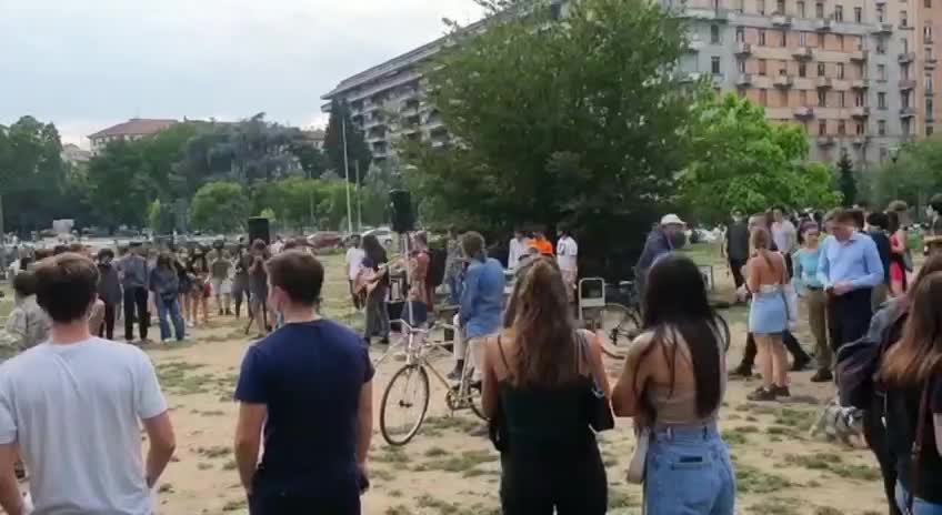Discoteche ancora chiuse, ma la sinistra organizza un concerto abusivo in piazza