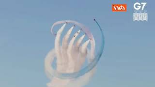 Lo spettacolare volo della Raf Red Arrows per i leader del G7 in Cornovaglia