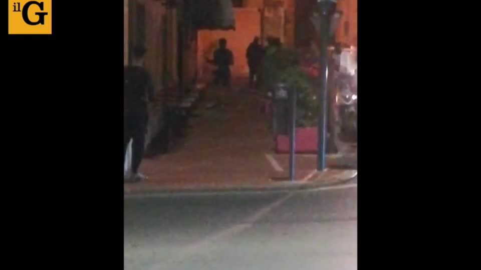 Rissa tra migranti di notte a Ventimiglia, la gente urla: "Basta"