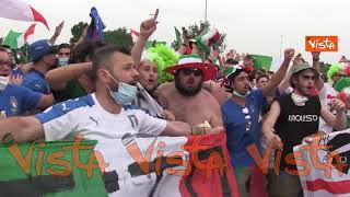 I tifosi azzurri ci credono, la gioia incontenibile fuori dallo Stadio Olimpico dopo Italia-Galles