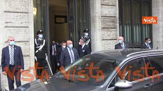 Mario Draghi lascia il Senato, insieme a Matteo Salvini, tra gli applausi della gente