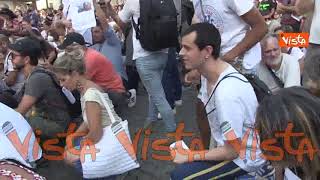 No Green pass a Piazza del Popolo, i manifestanti si inginocchiano per il dottor De Donno