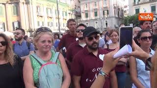Protesta No green pass a Napoli, mascherine bruciate e minuto di silenzio per De Donno