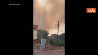 Vasto incendio a Pescara, le fiamme minacciano le abitazioni