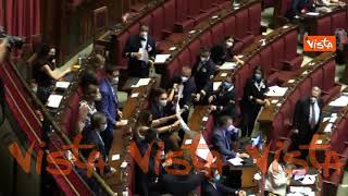 “Vergogna! Vergogna!”. Cori e cartelli contro riforma della giustizia dei deputati L’Alternativa c’è