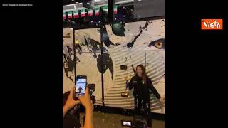 Vanessa Ferrari torna a casa, i festeggiamenti davanti a un pullman con la stampa di una leonessa