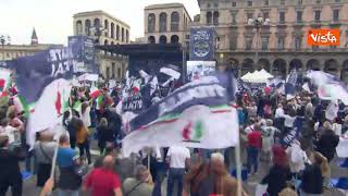 Feltri dona fiori a Meloni:"Mia candidatura indegna, sono pessimo giornalista in procinto di galera"