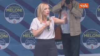 Meloni: "Noi negazionisti? Chiedevamo quarantena per cinesi e Pd li abbracciava con lo spritz"