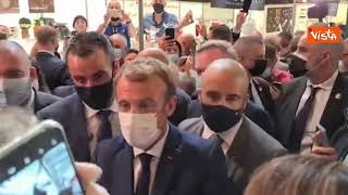 Macron colpito da un uovo a Lione, le immagini